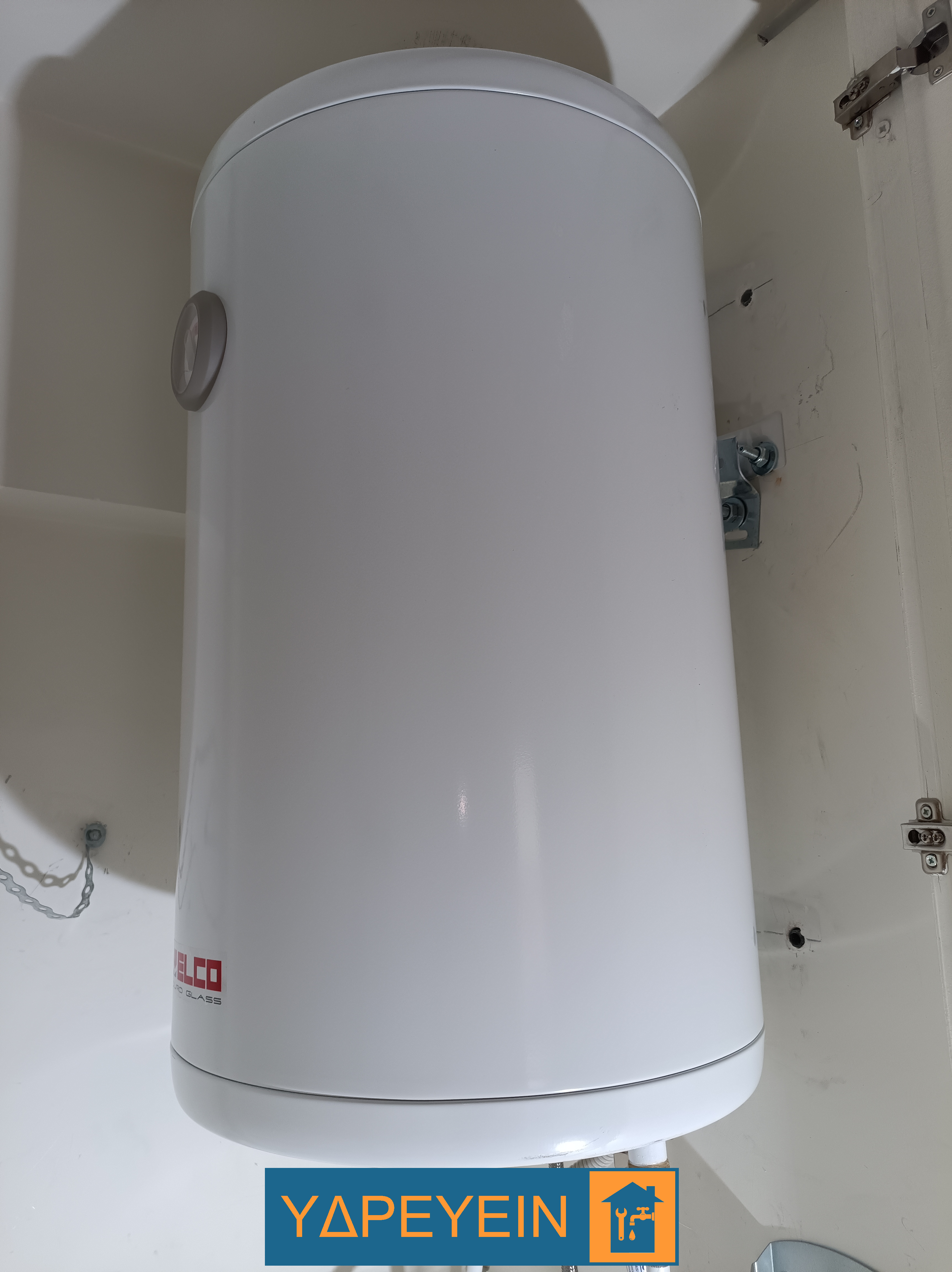 Νέος θερμοσίφωνας ELCO Duro Glass 80 Boiler εγκατεστημένος σε ντουλάπι από την ΥΔΡΕΥΕΙΝ